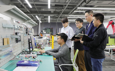 天津卓朗科技发展员工在工作。(受访者供图)